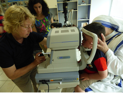 Bei der Untersuchung eines Kindes mit Down-Syndrom mit einer Ordensschwester Bei der Untersuchung eines Kindes mit Down-Syndrom mit einer Ordensschwester